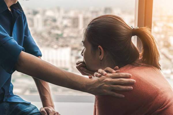 Thấy người mua đồng nát rất giống chị dâu, tôi tò mò nhìn theo và khi chị kéo khẩu trang xuống, tôi lặng cả người-2