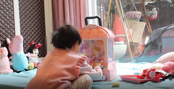 Bé gái 4 tuổi bị rách vùng kín sau khi nhập học được 2 ngày, gia đình hoang mang trước chi tiết bất thường từ đoạn phim giám sát-1