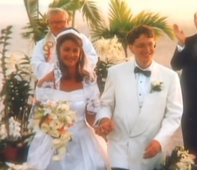 Đám cưới vợ chồng tỷ phú Bill Gates năm xưa so với hôn lễ con gái tương đồng nhiều điểm, chỉ có sự khác biệt đau lòng duy nhất-1