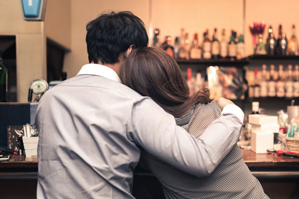 Vợ ngoại tình với trai trẻ ở quán trà sữa, chồng được bồi thường 1,5 tỷ đồng-1