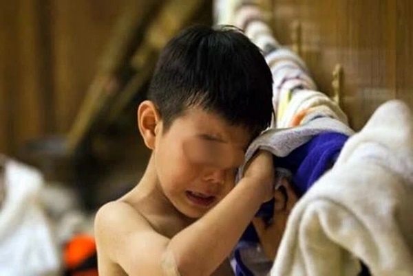 Bé trai 4 tuổi bị lạm dụng tình dục ở trường mẫu giáo trọng điểm, ông chú lạ mặt trong lời kể của cậu bé khiến dư luận xứ Trung bàng hoàng-1