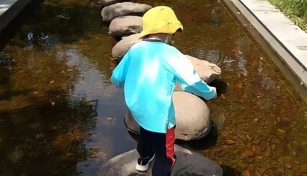 Bé trai 4 tuổi bị lạm dụng tình dục ở trường mẫu giáo trọng điểm, ông chú lạ mặt trong lời kể của cậu bé khiến dư luận xứ Trung bàng hoàng-3