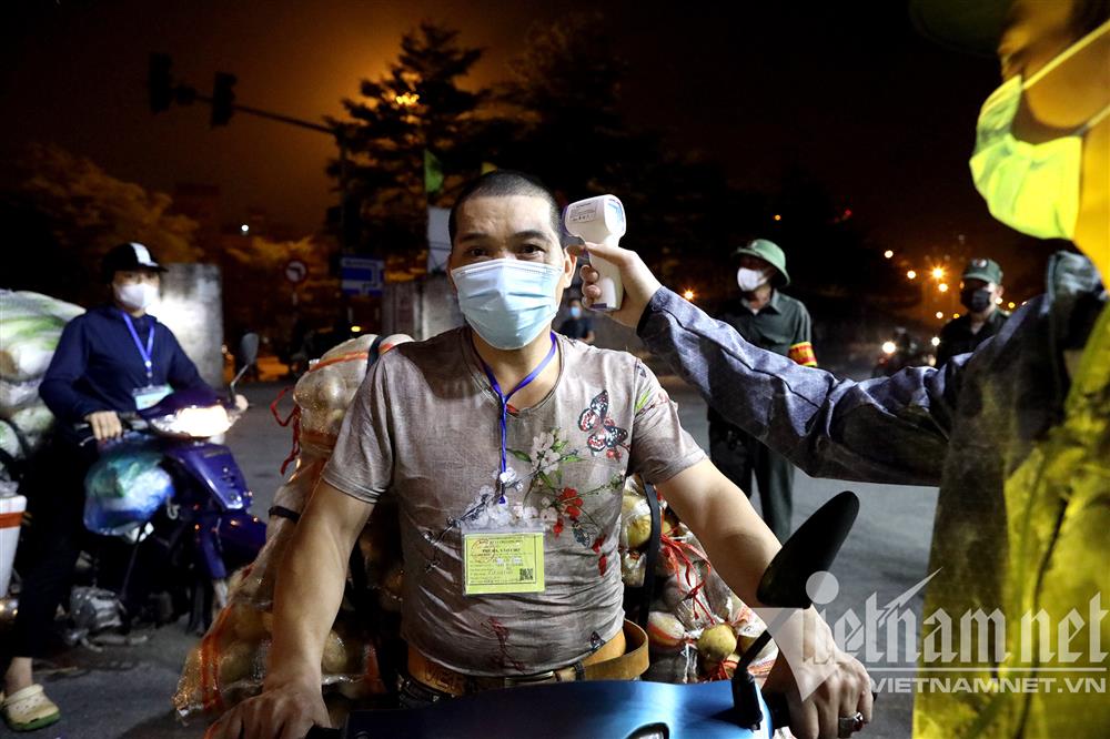 Chợ đầu mối nổi tiếng nhất Hà Nội mở lại sau hai tháng đóng cửa-2