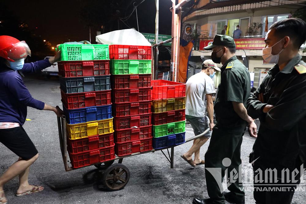 Chợ đầu mối nổi tiếng nhất Hà Nội mở lại sau hai tháng đóng cửa-3