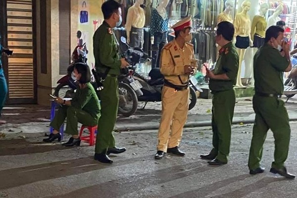 Án mạng đêm 20/10: Chồng xông vào quán gội đầu đâm vợ, dân mạng chấn động với ảnh hiện trường-3