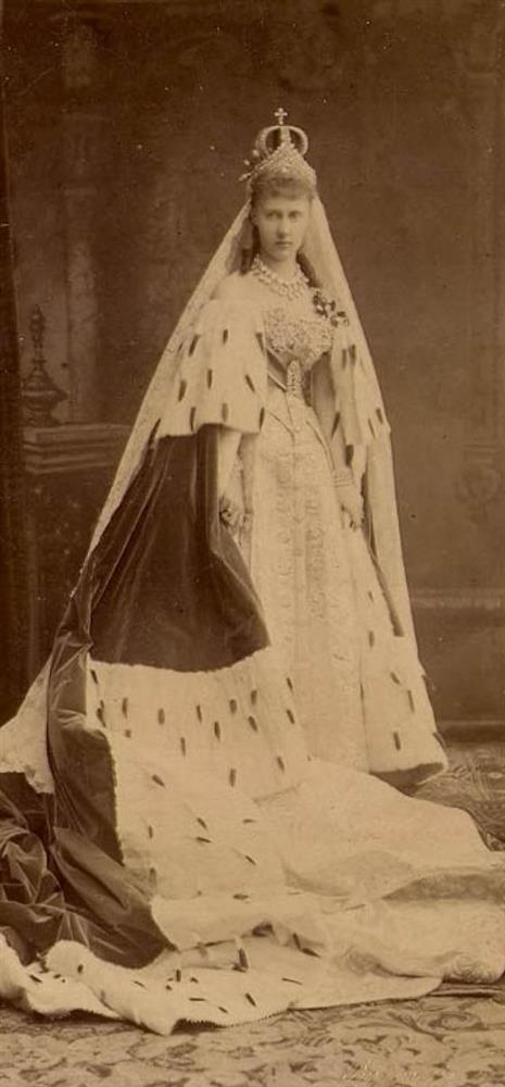 Chuyện chiếc váy cưới 30kg khiến cô dâu gục ngã trong ngày trọng đại cùng những quy tắc khắt khe của Hoàng gia lớn nhất nhì thế giới-2