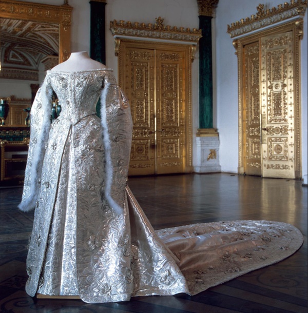 Chuyện chiếc váy cưới 30kg khiến cô dâu gục ngã trong ngày trọng đại cùng những quy tắc khắt khe của Hoàng gia lớn nhất nhì thế giới-9