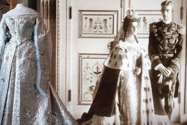 Vừa đi vừa mải dùng điện thoại, người phụ nữ bế con nhỏ rơi thẳng xuống cống, cả xóm hồi hộp theo dõi cảnh giải cứu-5