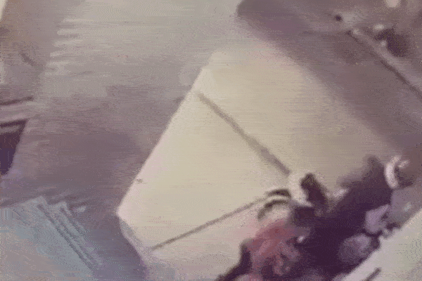 Đột nhập nhà hàng gặp ông chủ say mèm, 3 tên cướp bỏ chạy thục mạng-1