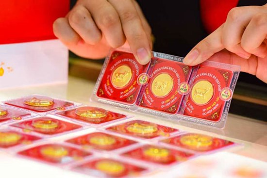 Giá vàng hôm nay 21/10: Sức ép gia tăng, vàng lên giá