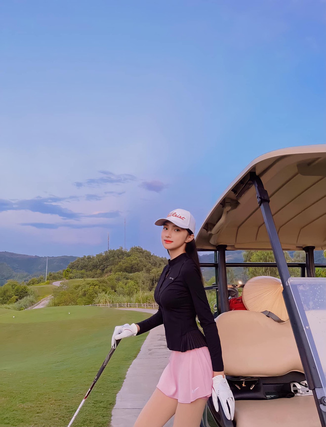 Hương Giang xả kho loạt ảnh khoe dáng mỏng tang trên sân golf-4
