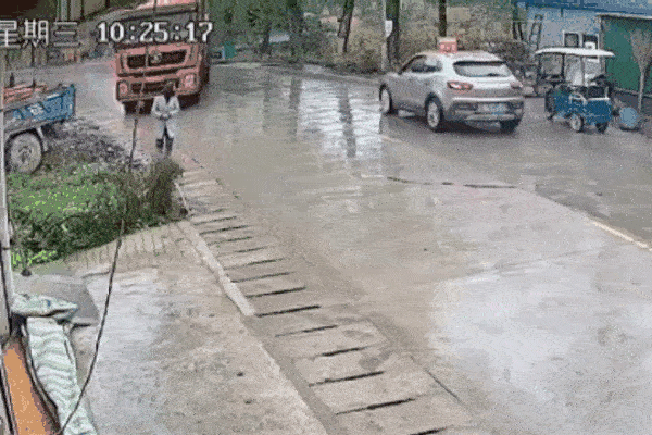 Mất lái rồi trượt dài trên đường, xe tải đâm văng người phụ nữ đi bộ