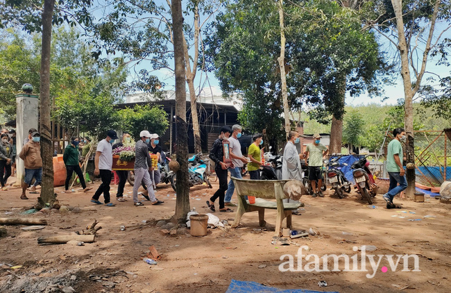 Nước mắt người cha trong đám tang bé trai tử vong sau 5 ngày mất tích ở Bình Dương: Mới sáng nào còn vui đùa với con, vậy mà...-1