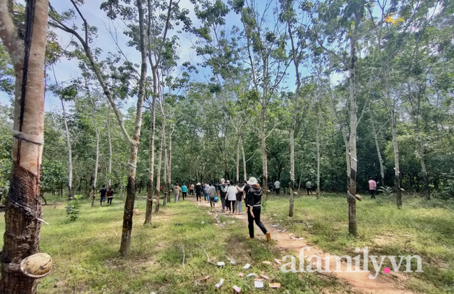 Nước mắt người cha trong đám tang bé trai tử vong sau 5 ngày mất tích ở Bình Dương: Mới sáng nào còn vui đùa với con, vậy mà...-3