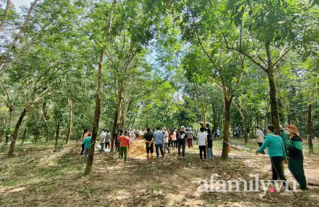 Nước mắt người cha trong đám tang bé trai tử vong sau 5 ngày mất tích ở Bình Dương: Mới sáng nào còn vui đùa với con, vậy mà...-4