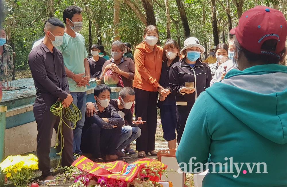 Nước mắt người cha trong đám tang bé trai tử vong sau 5 ngày mất tích ở Bình Dương: Mới sáng nào còn vui đùa với con, vậy mà...-6