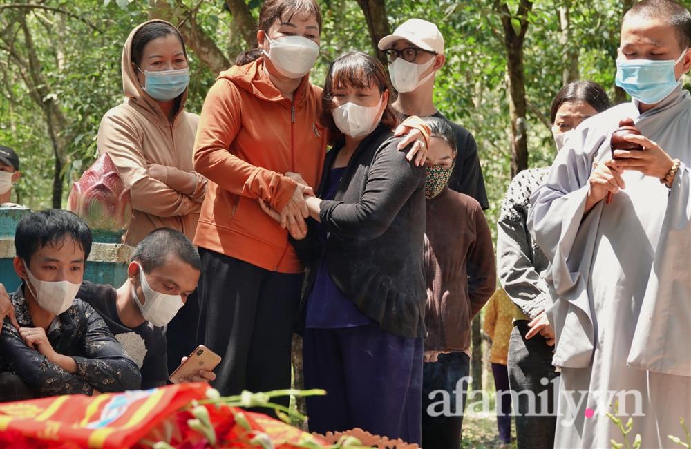 Nước mắt người cha trong đám tang bé trai tử vong sau 5 ngày mất tích ở Bình Dương: Mới sáng nào còn vui đùa với con, vậy mà...-8