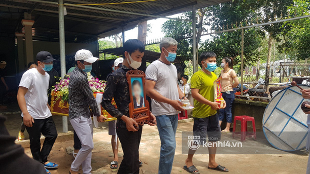 Đám tang đẫm nước mắt của bé trai 2 tuổi ở Bình Dương: Bà nội ôm di ảnh cháu khóc ngất, bố mắt đỏ hoe sau bao ngày ngóng đợi con về-2