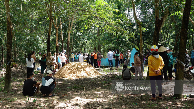 Đám tang đẫm nước mắt của bé trai 2 tuổi ở Bình Dương: Bà nội ôm di ảnh cháu khóc ngất, bố mắt đỏ hoe sau bao ngày ngóng đợi con về-3