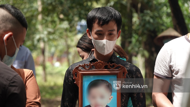 Đám tang đẫm nước mắt của bé trai 2 tuổi ở Bình Dương: Bà nội ôm di ảnh cháu khóc ngất, bố mắt đỏ hoe sau bao ngày ngóng đợi con về-4