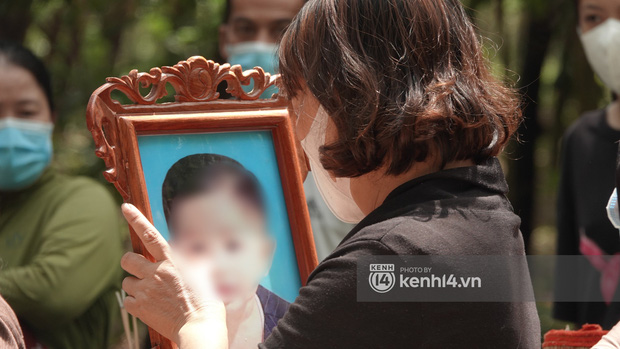 Đám tang đẫm nước mắt của bé trai 2 tuổi ở Bình Dương: Bà nội ôm di ảnh cháu khóc ngất, bố mắt đỏ hoe sau bao ngày ngóng đợi con về-6