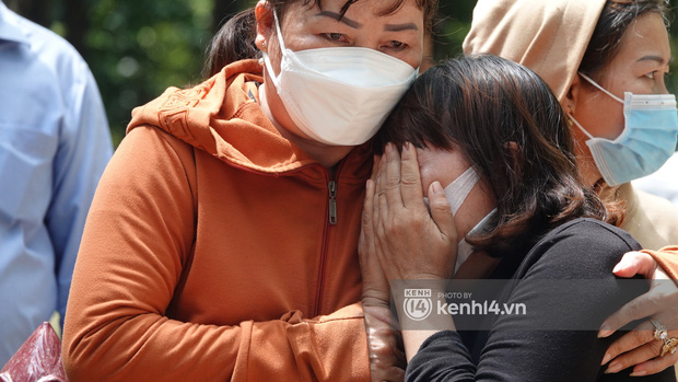 Đám tang đẫm nước mắt của bé trai 2 tuổi ở Bình Dương: Bà nội ôm di ảnh cháu khóc ngất, bố mắt đỏ hoe sau bao ngày ngóng đợi con về-7