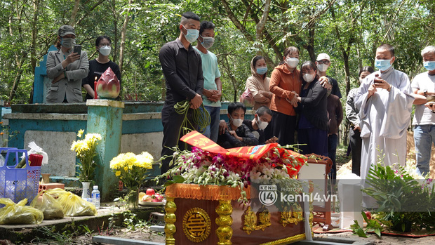 Đám tang đẫm nước mắt của bé trai 2 tuổi ở Bình Dương: Bà nội ôm di ảnh cháu khóc ngất, bố mắt đỏ hoe sau bao ngày ngóng đợi con về-8