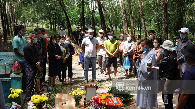 Đám tang đẫm nước mắt của bé trai 2 tuổi ở Bình Dương: Bà nội ôm di ảnh cháu khóc ngất, bố mắt đỏ hoe sau bao ngày ngóng đợi con về-9