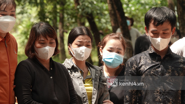 Đám tang đẫm nước mắt của bé trai 2 tuổi ở Bình Dương: Bà nội ôm di ảnh cháu khóc ngất, bố mắt đỏ hoe sau bao ngày ngóng đợi con về-10