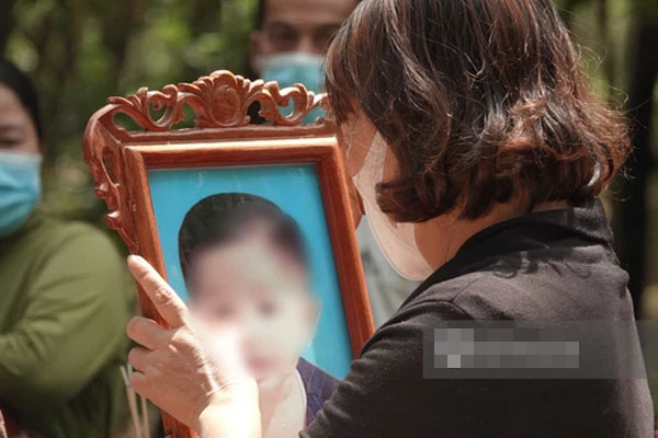 Những điểm đáng ngờ vụ bé trai mất tích ở Bình Dương: Đội tìm kiếm từng 20 lần rà soát đoạn suối sau nhà nhưng không thấy-4