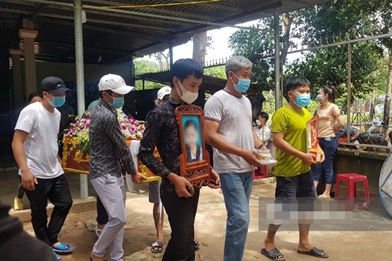 Nước mắt người cha trong đám tang bé trai tử vong sau 5 ngày mất tích ở Bình Dương: 