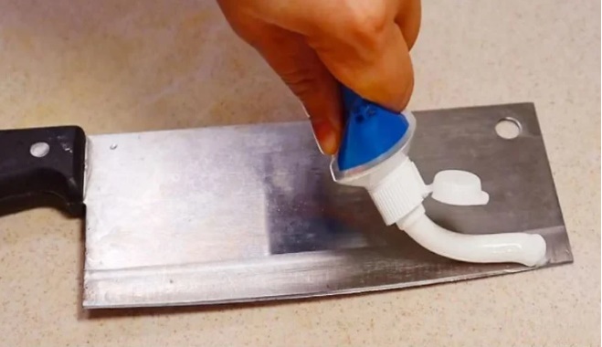 Bôi kem đánh răng lên lưỡi dao, ai cũng tưởng dại nhưng thấy kết quả phải đua nhau làm theo-1