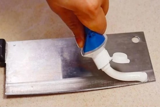 Bôi kem đánh răng lên lưỡi dao, ai cũng tưởng dại nhưng thấy kết quả phải đua nhau làm theo