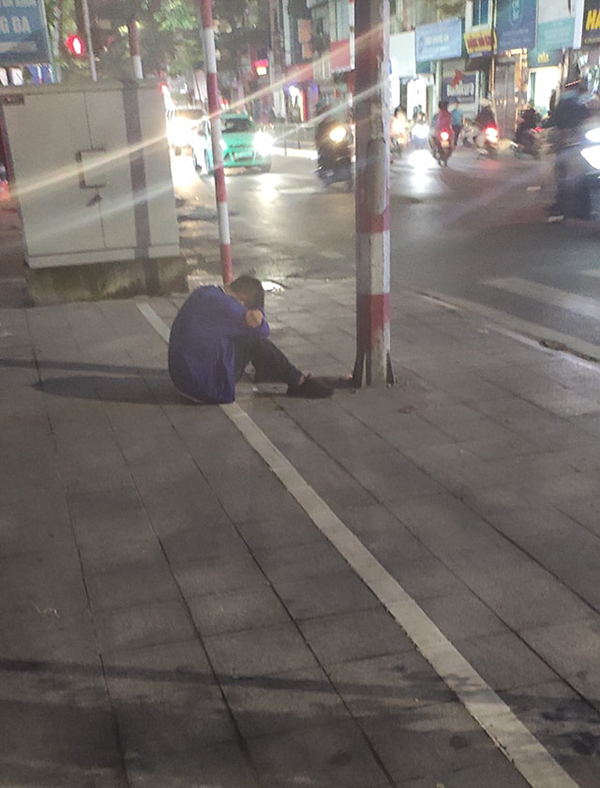 Xôn xao nam thanh niên bị người yêu đá đúng ngày 20/10, vừa khóc vừa hút thuốc hơn 2 tiếng ngoài đường-2