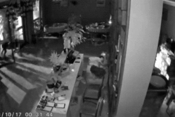 Clip: Cô gái bị 2 người đàn ông khống chế, cướp túi xách giữa đường-1