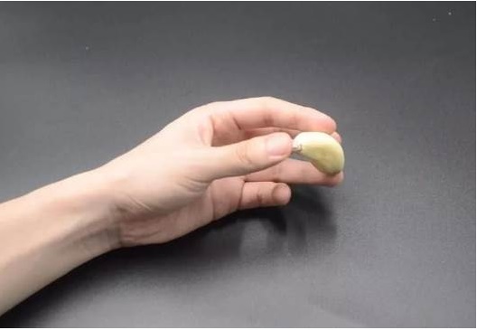 Đổ giấm trắng vào lòng bàn tay và chà xát, ai mà biết, vận dụng được cả đời vì rất hữu ích-1