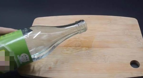 Đổ giấm trắng vào lòng bàn tay và chà xát, ai mà biết, vận dụng được cả đời vì rất hữu ích-4