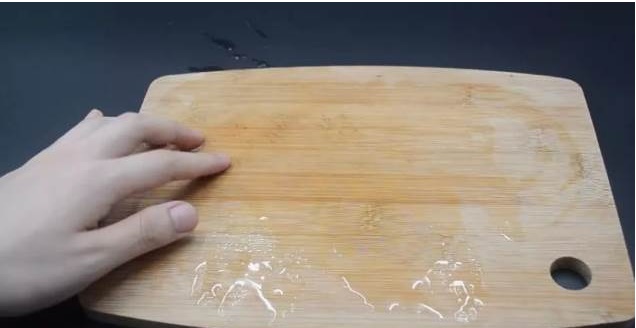 Đổ giấm trắng vào lòng bàn tay và chà xát, ai mà biết, vận dụng được cả đời vì rất hữu ích-5