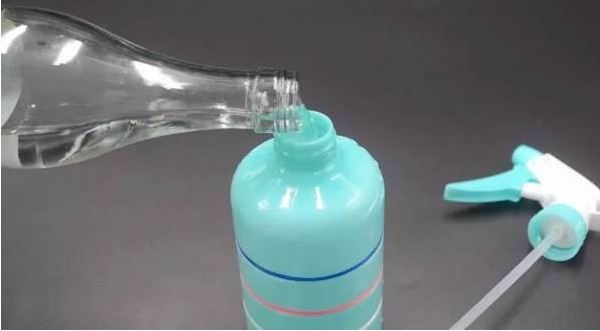 Đổ giấm trắng vào lòng bàn tay và chà xát, ai mà biết, vận dụng được cả đời vì rất hữu ích-7