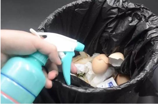 Đổ giấm trắng vào lòng bàn tay và chà xát, ai mà biết, vận dụng được cả đời vì rất hữu ích-8