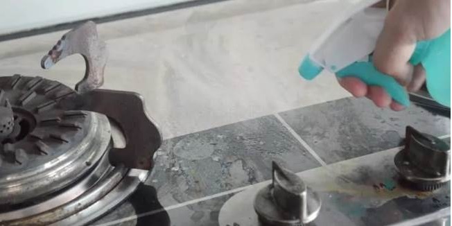 Đổ giấm trắng vào lòng bàn tay và chà xát, ai mà biết, vận dụng được cả đời vì rất hữu ích-9