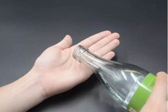 Đổ giấm trắng vào lòng bàn tay và chà xát, ai mà biết, vận dụng được cả đời vì rất hữu ích