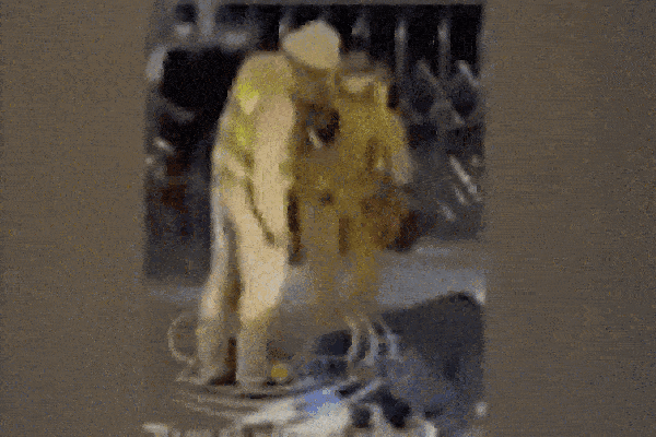 CSGT kéo nam thanh niên quỳ xuống bên nạn nhân nguy kịch: 