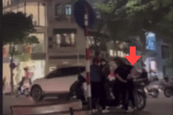 Vào sân trường đón con, xe bán tải lùi nuốt trọn em bé vào gầm-2