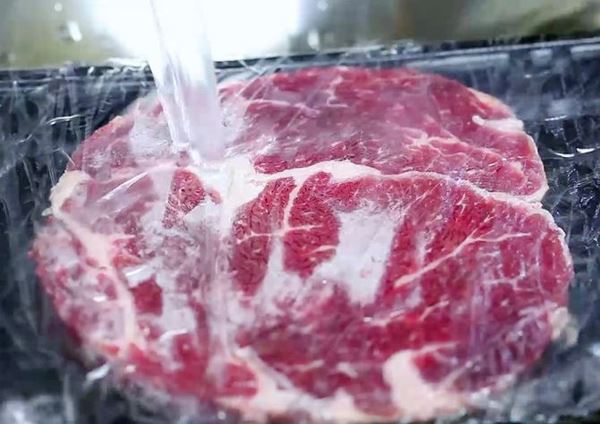 Nhiều người làm điều này sau khi vừa rã đông thực phẩm mà không biết làm vậy thức ăn vừa mất chất vừa dễ bị ngộ độc thực phẩm-3