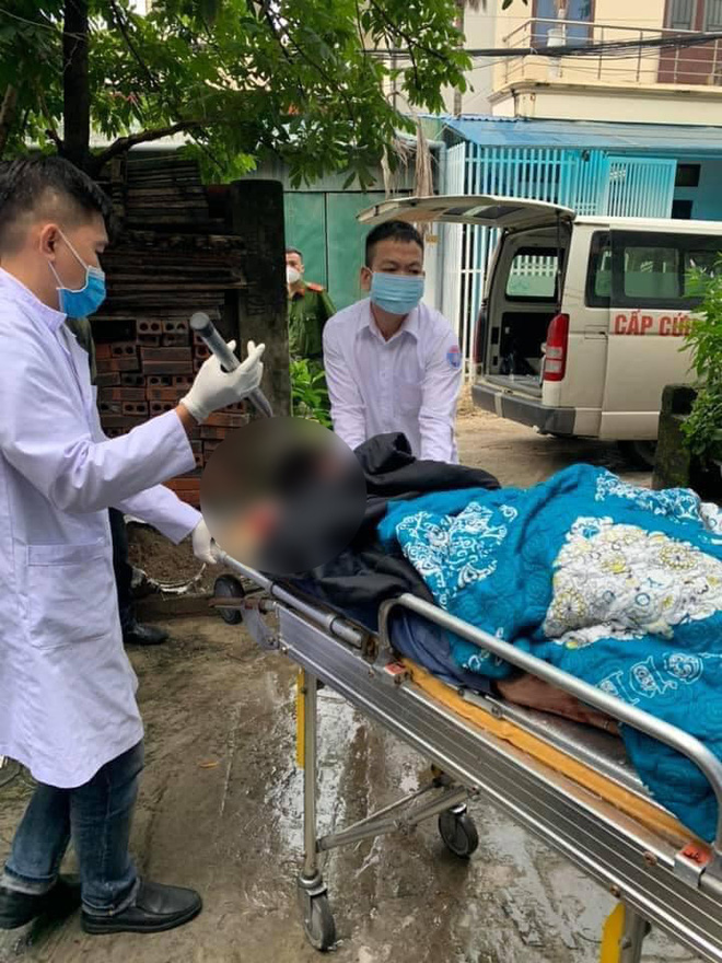 Quảng Ninh: Người đàn ông bị chém, được đưa đi cấp cứu trong tình trạng nguy kịch, dao vẫn dính vào đầu-1