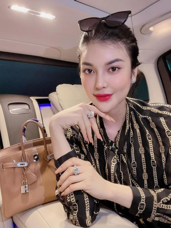 Mỹ nhân từng vướng nghi vấn chung bồ tỷ phú với Ngọc Trinh - Lily Chen khoe biệt thự hơn 2000 m2 ở quê-2