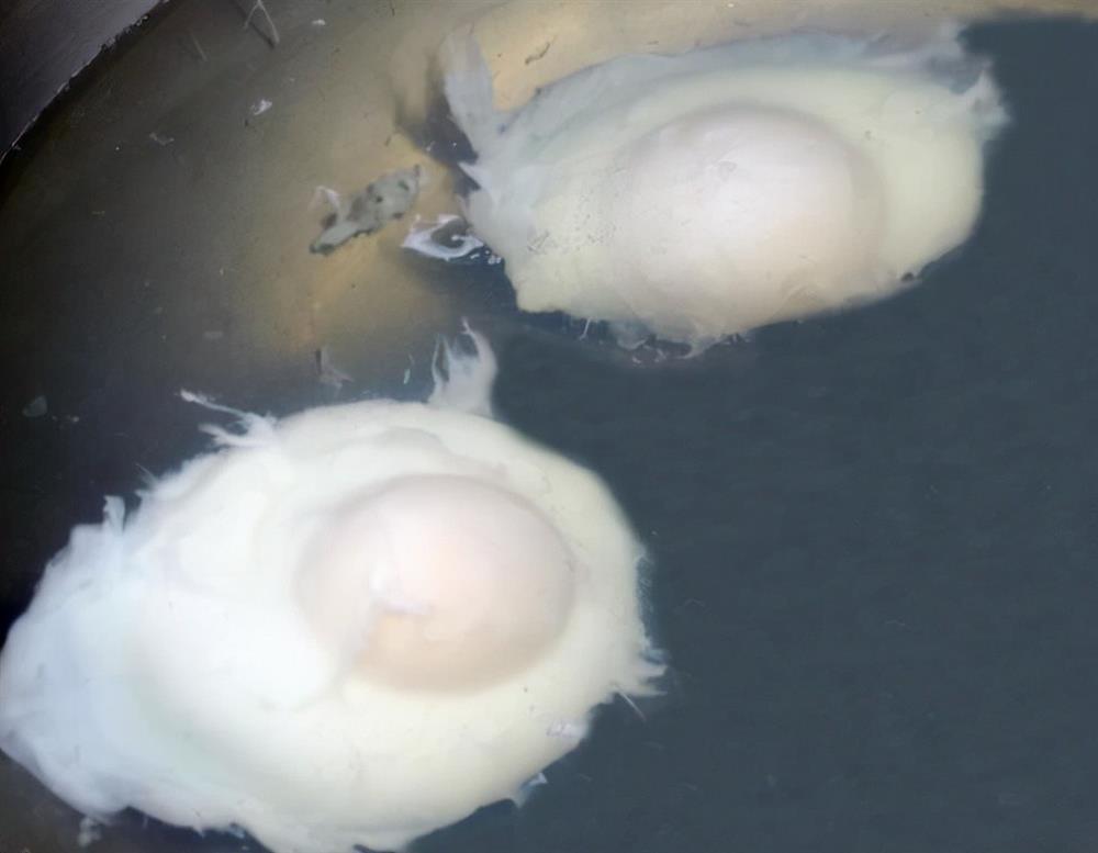 Chần trứng, thật sai lầm khi thả luôn vào nước sôi, thêm động tác này trứng ngon không sủi bọt-2