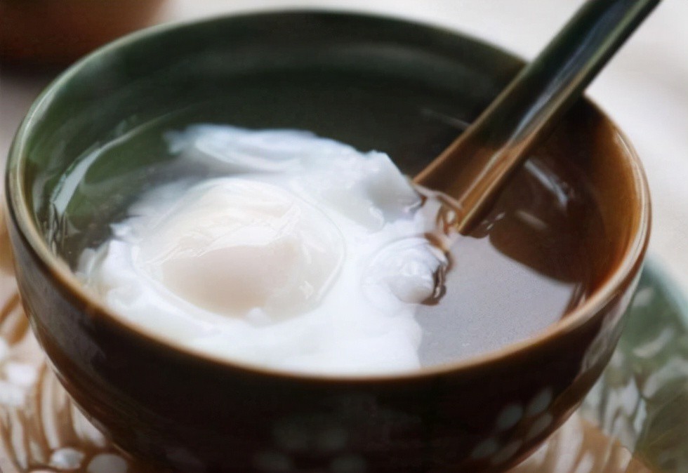 Chần trứng, thật sai lầm khi thả luôn vào nước sôi, thêm động tác này trứng ngon không sủi bọt-4