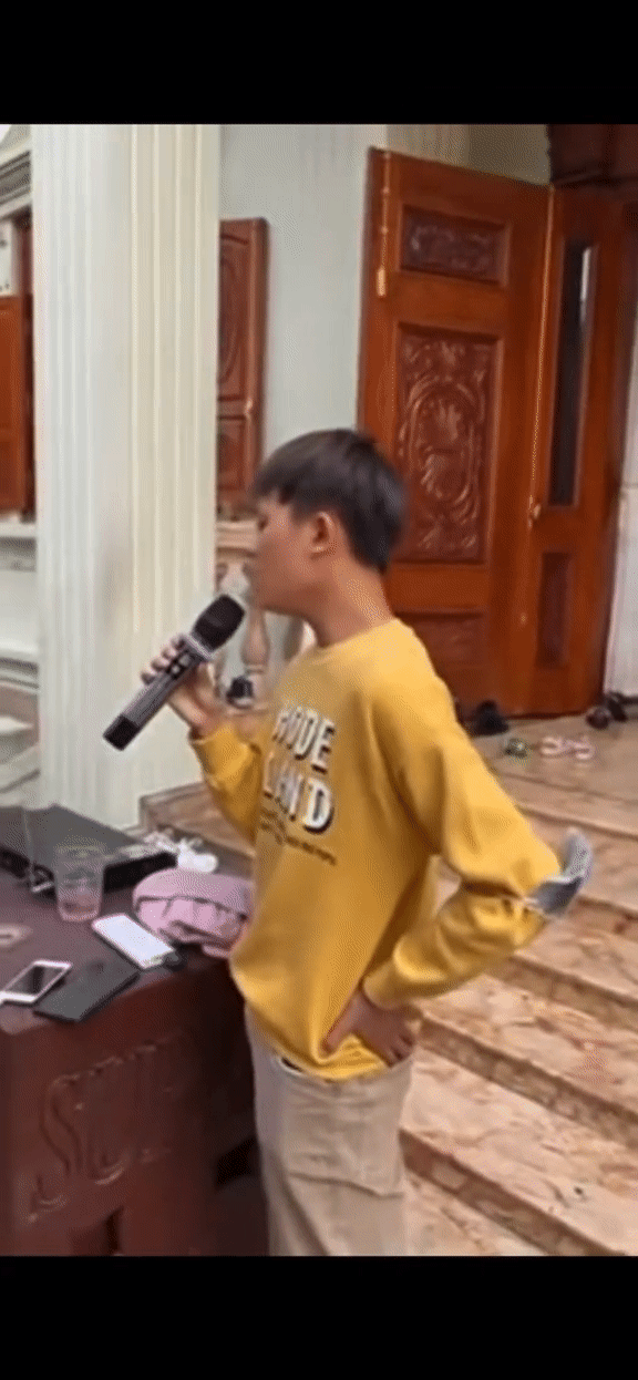 Xuất hiện clip Hồ Văn Cường giản dị đứng hát ở quê, còn nhắc về mẹ nuôi Phi Nhung sau ồn ào cát-xê, thực hư thế nào?-1